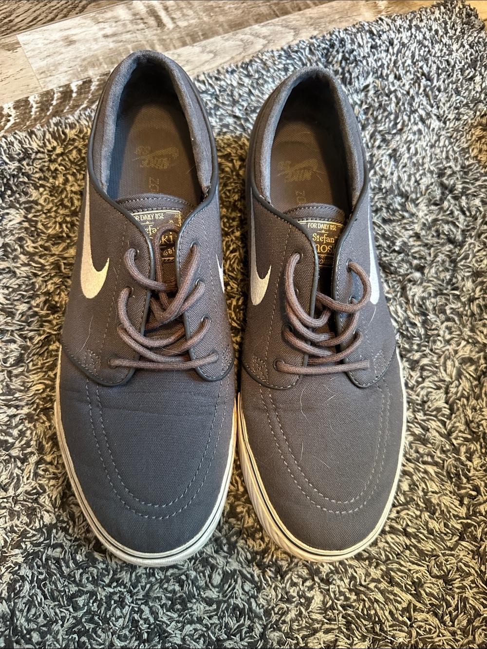 Nike Stefan Janoski Men’s Canvas Skate Shoes - Charcoal with White Swoosh, 8.5